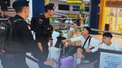 Personel Den Gegana Sat Brimob Polda Sumut Laksanakan Pengamanan di Stasiun KAI Medan dalam Operasi Ketupat Toba 2026