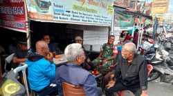 Babinsa Komsos dengan Warga Binaan di Warung Kopi 