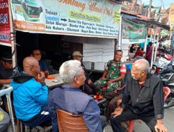 Babinsa Komsos dengan Warga Binaan di Warung Kopi 