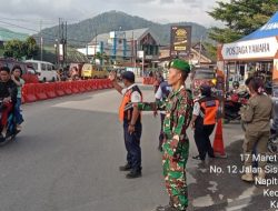 Babinsa Bersama Polri dan Instansi Jaga Pos PAM Lebaran di Balige