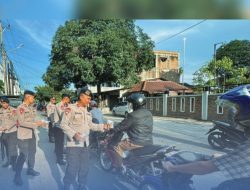 Brimob Polda Sumut Turun ke Jalan, Bagikan Takjil untuk Warga yang Berpuasa