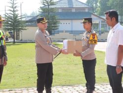 Apel Pagi Jelang Idul Fitri, Kapolres Humbahas Serahkan Parsel Secara Simbolis