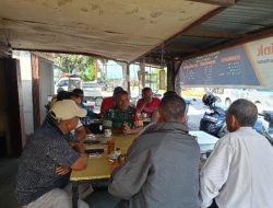 Babinsa Jalin Kekompakan dengan Warga Desa Aruan