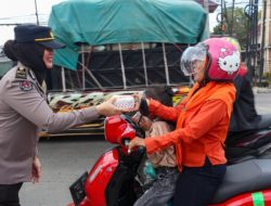 Semangat Ramadhan, Bid Humas Polda Sumut Turun ke Jalan Berbagi Takjil untuk Masyarakat
