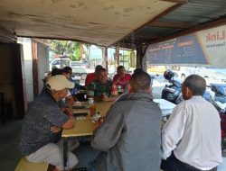 Keakraban Babinsa Duduk Bersama dengan Warga Binaan di Warung Kopi