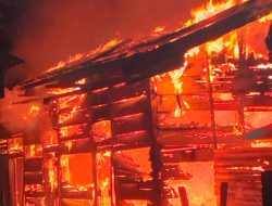 Diduga Arus Pendek, Satu Rumah Semi Permanen di Perumahan SDN 173551 Laguboti Terbakar 