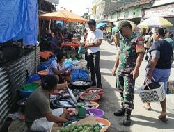 Babinsa Pantau Harga Sembako di Pasar Laguboti 