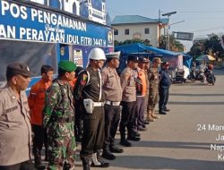 Babinsa Berikan Pengamanan dan Pelayanan Arus Balik di Pos Pam Bundaran Balige 