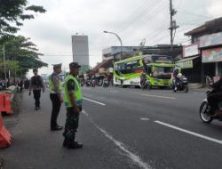 Babinsa Kodim 0724/Boyolali Turun Tangan, Bantu Kelancaran Arus Balik di Pospam Pasar Ampel
