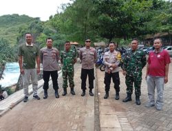 Petugas Gabungan Pantau Wisatawan Di Pantai Paranggupito Wonogiri