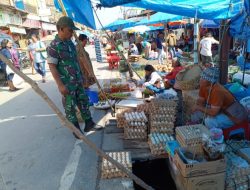 Babinsa Pantau Harga Sembako di Pasar Laguboti