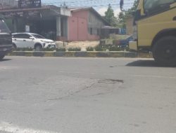 Jalan Lintas Sumatera “Bocor” di Simpang Salak, Hingga Dekat Lampu Merah Rusak – Warga: Jangan Tunggu Korban