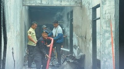 Gerak Cepat Brimob Polda Sumut Bantu Padamkan Kebakaran di Pematangsiantar