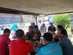 Babinsa Kompak Jalin Komunikasi dengan Warga Binaan di Warung Kopi