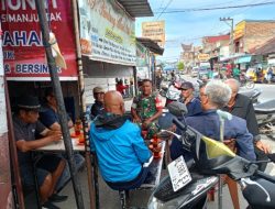 Babinsa Koramil 16/Laguboti Komsos Bersama Warga Desa Sitoluama 