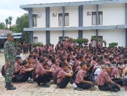 Babinsa Bimbing Tingkatkan Disiplin Siswa SMKN 1 Balige 