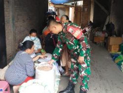 Babinsa Pantau Harga Sembako di Pasar Laguboti 