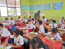 Babinsa Laksanakan Pengawasan Penyaluran Program MBG di SDN 3 Laguboti 