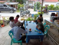 Babinsa Kompak Jalin Komunikasi dengan Warga  di Warung kopi 