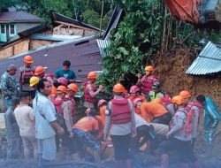 Di Tengah Medan Sulit, Tim SAR Brimob Evakuasi Korban Longsor Sembahe