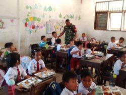 Sertu M Pane Laksanakan Pengawasan Penyaluran Program MBG di Sekolah