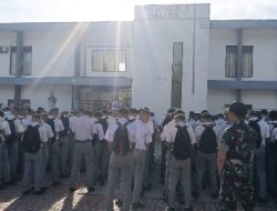 Babinsa Berikan Pembinaan dan Pengawasan di SMKN 1 Balige
