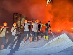 Kobaran Api di Gunung Sitoli Berhasil Dijinakkan! Sinergi Personel Brimob Polda Sumut Bersama Tim Gabungan