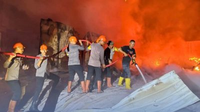 Kobaran Api di Gunung Sitoli Berhasil Dijinakkan! Sinergi Personel Brimob Polda Sumut Bersama Tim Gabungan