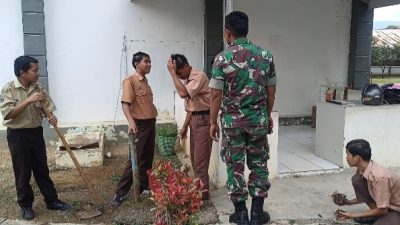 Babinsa Ajak Siswa SMKN 1 Balige Peduli Kebersihan Lingkungan Sekolah 