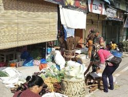 Babinsa Pantau Harga Sembako di Pasar Laguboti 