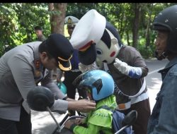 Viral! Polisi Gowa Bagi Helm Gratis, Pendekatan Humanis Tuai Apresiasi