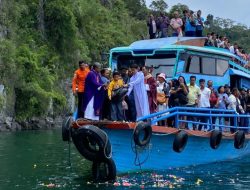 Korban Tenggelam Tidak Ditemukan, Keluarga Tabur Bunga