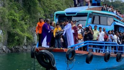 Korban Tenggelam Tidak Ditemukan, Keluarga Tabur Bunga