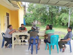 Babinsa Jalin Komunikasi dan Ajak Warga Peduli Kebersihan Lingkungan 