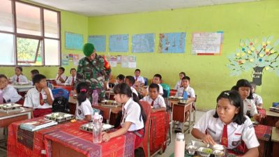 Babinsa Laksanakan Pengawasan Penyaluran Program MBG di SDN 3 Laguboti 