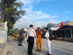 Babinsa Berikan Pengawasan dan Tanamkan Sikap Disiplin kepada Siswa SMKN 1 Balige