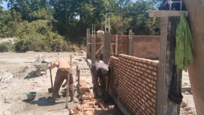 Progres Pembangunan Gerai KDKMP Balige Tahap Pekerjaan Rangka Atap dan Pemasangan Batu Bata