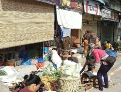 Babinsa Pantau Harga Sembako di Pasar Laguboti Selama Ramadhan