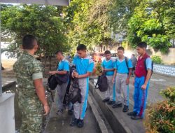 Babinsa Berikan Pembinaan dan Pengawasan kepada Siswa SMKN 1 Balige