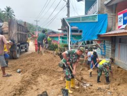 Koramil 25/Pahae Jae Bersama Forkopimcam dan Warga Gotong Royong Bersihkan Tumpukan Material Pasca Banjir Bandang