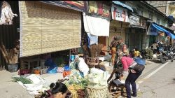 Sertu F Siahaan Cek Harga Sembako di Pasar Laguboti 