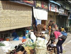 Sertu F Siahaan Cek Harga Sembako di Pasar Laguboti 