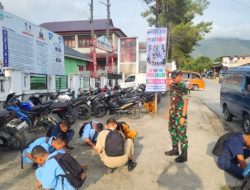 Babinsa Ajak Siswa SMKN 1 Balige Peduli Kebersihan di Lingkungan Sekolah 