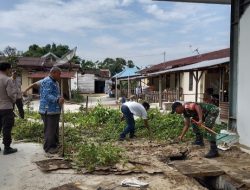 Babinsa Bersama Forkopimcam dan Warga Gelar Gotong Royong Bersama di Pasar Laguboti 