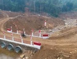 Sinergi TNI dan Rakyat Percepat Pembangunan Kembali Jembatan Aramco di Desa Bair