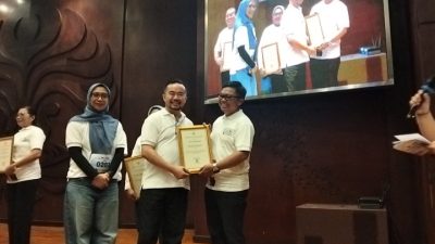 Kabupaten Toba Terima Penghargaan Peringkat Pertama Atas Capaian Sepekan Mengejar Imunisasi Tingkat Nasional 