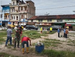 Babinsa Bersama Forkopimcam dan Warga Laksanakan Gotong Royong di Pasar Laguboti 