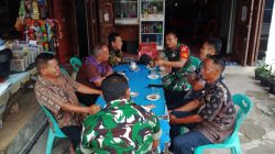 Babinsa Jalin Silahturahmi dengan Warga di Warung Kopi