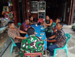 Babinsa Jalin Silahturahmi dengan Warga di Warung Kopi