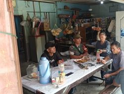 Babinsa Bincang Bincang Santai Bersama Warga di Warung Kopi 